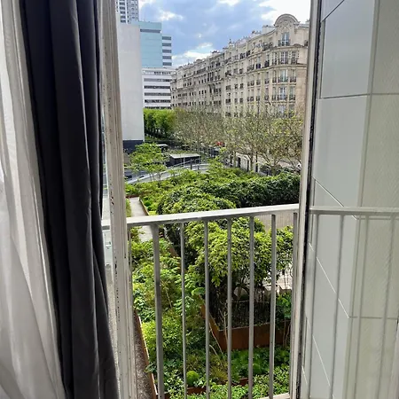 Au Pied De La Tour Eiffel *